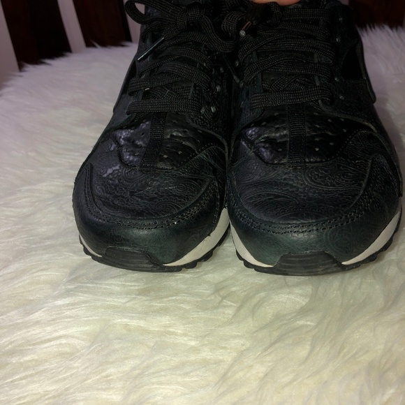 NIKE Air Huarache Run PRM Paisley Black Embossed Leather Sneaker Shoes - Picture 5 of 11